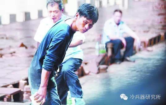 戲說現代冷兵器之王—板磚的使用方法 戲說現代冷兵器之王—板磚的使用方法