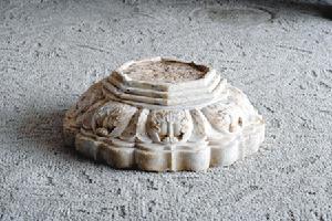 唐代白石忍冬蓮花紋底座