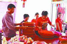 主人家對供奉後的“出月盤”進行回禮