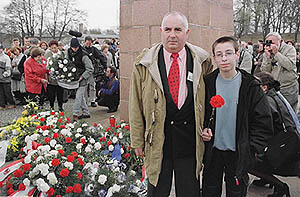 圖為1944年在集中營出生的法國人讓－克洛德·帕斯拉（前左）帶著兒子若納唐（前右）前來參加紀念活動。