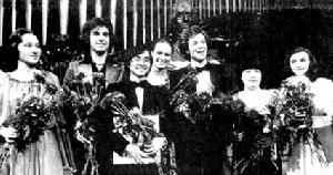 鄧泰山(左3)獲蕭邦鋼琴比賽大獎後留影