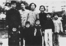 新中國成立後，彭士祿（後左一）和弟弟彭洪首次重逢合影