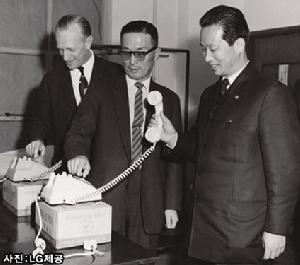 1960年具仁會親自測試韓國首台國產電話