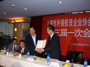 （圖）沙麟會長（右）為新當選連任的商工委會長陳顯釗（左）頒發證書