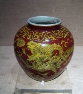 礬紅地黃龍紋瓷罐 礬紅地黃龍紋瓷罐