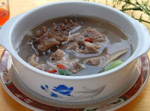 海參木耳煲排骨湯 海參木耳煲排骨湯