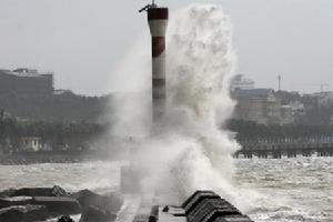 今年第一號颱風“浣熊”登入海南，巨浪洶湧達十多米高