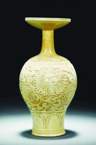 北宋磁州窯白釉刻纏枝牡丹紋盤口瓶
