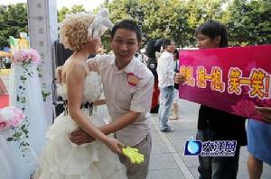 上百人出現在廣州中華廣場門前，請求陌生路人接受自己的擁抱