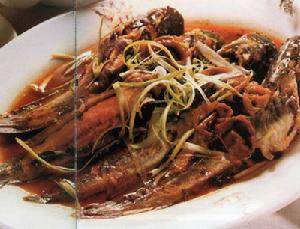 菜 名： 酸梅蒸鰱魚 主 料： 鰱魚 配 料： 酸梅，蔥段，豆豉，紹酒和生抽 做 法： 把魚洗淨，將酸梅、蔥段置於魚身，接著下豆豉、紹酒和生抽。待水滾後隔水大火蒸10分鐘。 備 註： 潮州人最鍾意配酸梅蒸吊出鮮味。這種魚的魚味濃，魚頭最好食。好味要付出代價，鰱魚頭上及兩邊都有毒魚鰭，雖然魚販會協助去掉，不過處理時還是要小心。