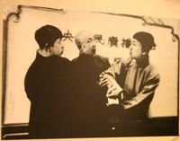 楊紫陽（右）與郭啟儒、馬季表演《扒馬褂》