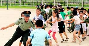 解放軍叔叔與學校學生同樂