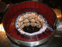 店家正在烤制胡椒餅