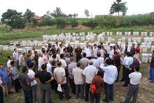 專家蜂場現場講授養蜂技術