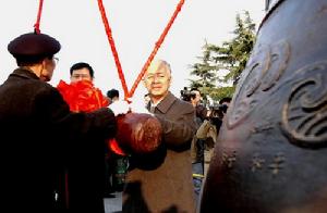 林伯耀先生在南京撞響“和平大鐘”大鐘。