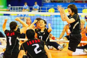 隊友們慶祝勝利