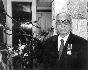 　查濟民1997年7月2日榮獲香港特區政府頒授大紫荊勳章留影