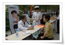 昊城口腔院長（歐陽喈）為前來諮詢患者解答