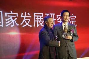 邵秉仁（左）頒獎，姚洋領獎