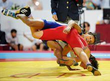 葉希莫娃-圖爾特巴耶娃(右)在比賽中