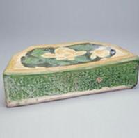 遼三彩刻花六角枕