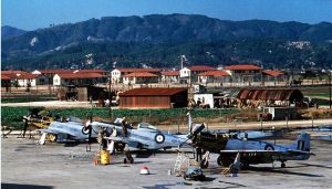 1950年皇家澳洲空軍的F-51D野馬戰鬥機停在岩國航空基地維修。