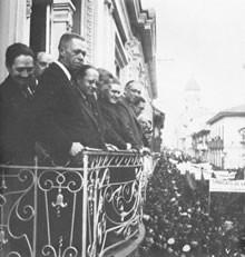 阿方索&middot;洛佩斯&middot;普馬雷霍在總統府陽台上