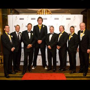 澳大利亞體育名人邁克&middot;杜漢（右二）