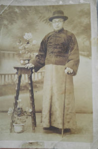 清代光緒年間許多吳氏家族的後裔隨著“闖關東”的大潮來到東北。山東人“吳俊廷”在民國二十一年逐步創建“四海客棧”和“吳家大車店”，生意興旺享譽長春！