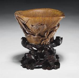 清犀角雕荷塘螃蟹紋