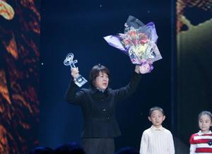 沈浩妻子王曉琴代丈夫上台領獎。