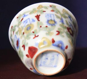 成化鬥彩纏枝蓮托梵文小杯 成化鬥彩纏枝蓮托梵文小杯