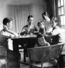 1939年，冰心一家在雲南昆明郊外呈貢的“華氏墓廬”（冰心稱為“默廬”）臨時住所。