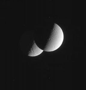 卡西尼號探測器所拍攝的土衛四掠掩土衛五