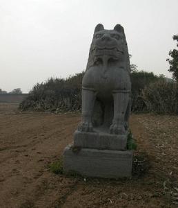 將軍墓前是坐立的石獅子