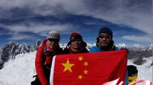 “零公里行動”隊員成功登珠峰　左一王靜　右一王石