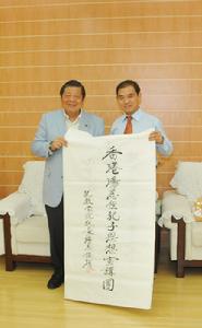 與世界儒商聯合會會長湯恩佳博士合影