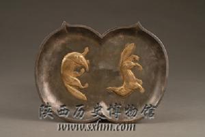 唐鎏金雙狐紋雙桃形銀盤 唐鎏金雙狐紋雙桃形銀盤