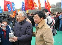 洪家興(左)