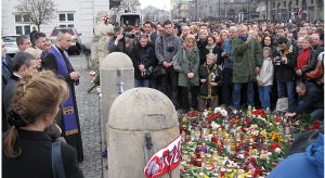 2010年4月10日，華沙市民在波蘭總統府前為悼念空難遇難者獻花