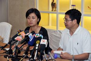 東部華僑城副總經理鄭紅霞（左）和深圳鹽田區委宣傳部副部長肖文紅在新聞通氣會