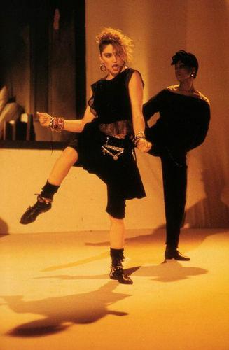 holiday[麥當娜·西科尼​個人單曲]