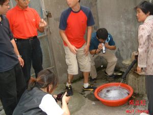 吳立紅和記者采訪太湖周邊鄉鎮老百姓飲用污染的井水.