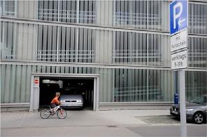 （圖）沃邦居民的汽車只能停在社區邊上這樣的大停車場裡