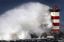 海浪襲擊燈塔