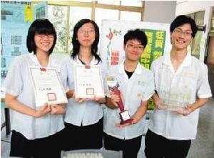 華僑高中學生劉兆川(右起)、楊丞融、蔡靜怡、王乙如發現噬油原生菌種