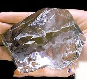 未加工的庫利南鑽石原石的仿製品