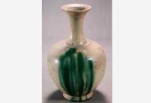 白釉綠彩長頸瓷瓶