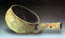 春秋晚期交龍紋斗 春秋晚期交龍紋斗