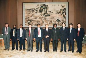 1999年8月28日，中共中央政治局委員姜春雲會見來訪的萬那杜瓦努阿庫黨秘書長、政府財政部長穆利薩(左五)率領的代表團。通過會談兩黨正式建立關係。